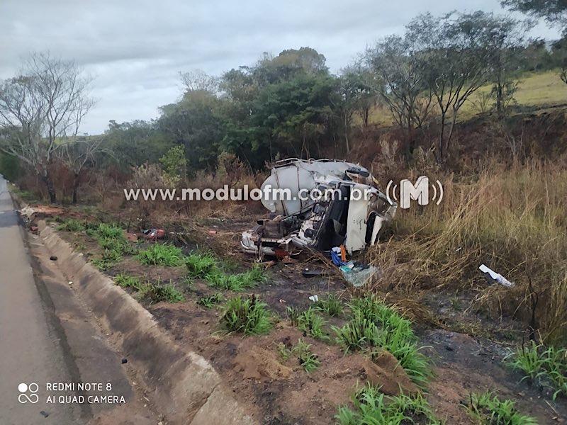 Imagem 12 do post Tragédia na BR-365: Caminhoneiro perde a vida em acidente ao desviar de árvore caída na pista
