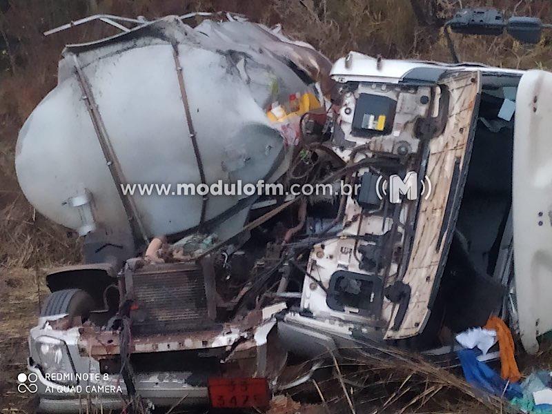 Imagem 15 do post Tragédia na BR-365: Caminhoneiro perde a vida em acidente ao desviar de árvore caída na pista