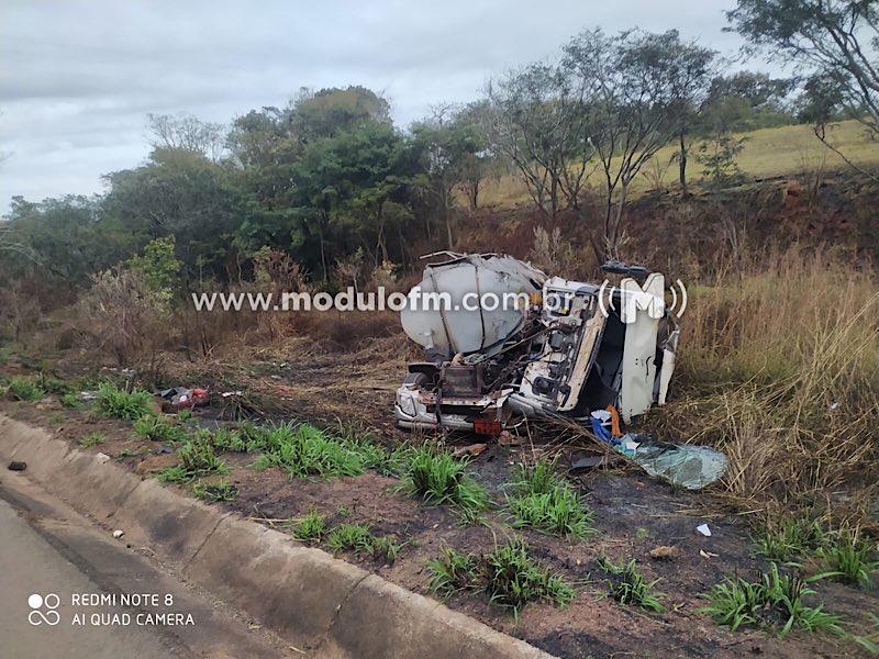 Imagem 13 do post Tragédia na BR-365: Caminhoneiro perde a vida em acidente ao desviar de árvore caída na pista