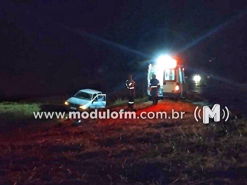 Veículo sai da pista na BR 365 e SAMU solicita apoio da polícia devido a comportamento agressivo da vítima