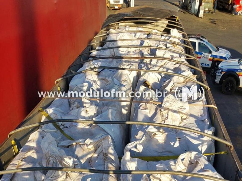 Caminhão com placas adulteradas é apreendido com grande quantidade de café sem procedência em Patrocínio