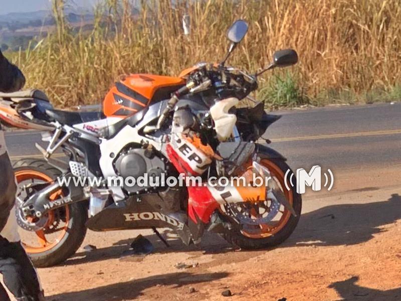 Motociclista fica ferido em colisão com caminhonete na BR-365