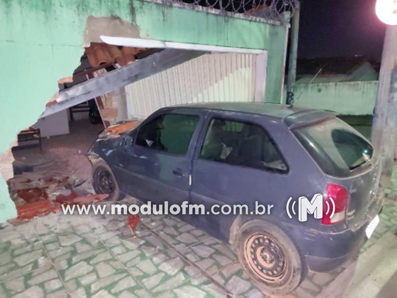 Motorista de 70 anos é preso por embriaguez ao volante após derrubar muro de residência