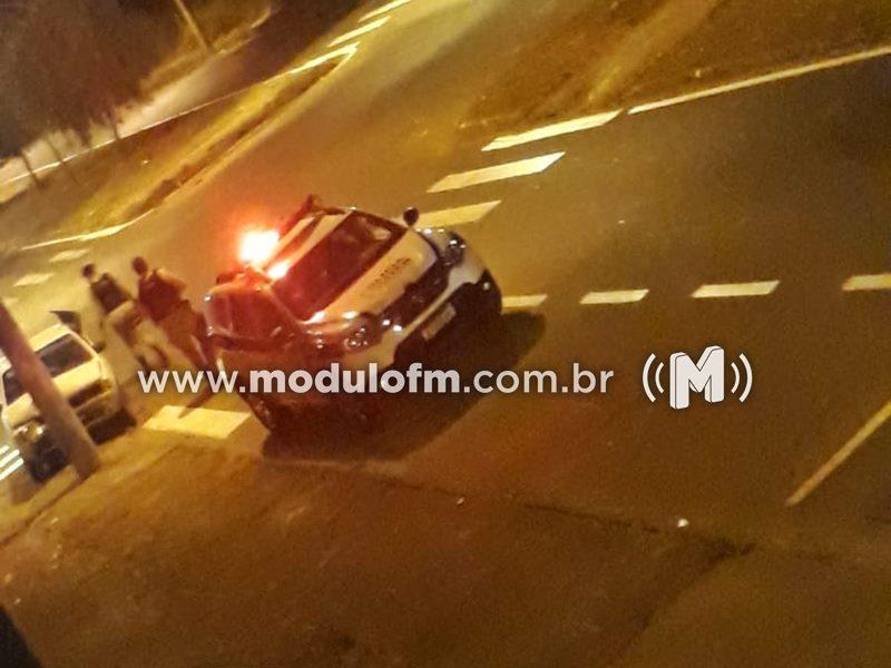 Mulher fica ferida após colidir veículo em poste de...
