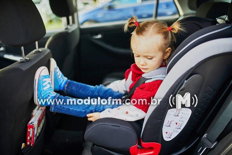 Número de crianças viajando sem usar os dispositivos de retenção infantil preocupa a PRF