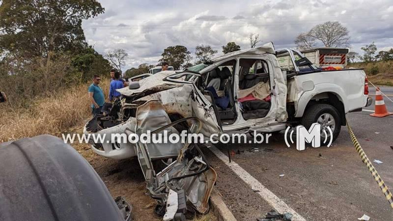 Pai e filha de Bambuí morrem em acidente envolvendo caminhonete e bitrem na BR-040