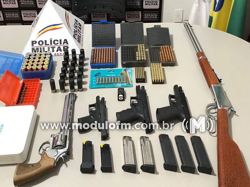 PM prende mulher de 50 anos com arsenal de armas de fogo durante ação de reintegração de posse em Monte Carmelo