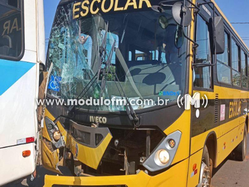 Três crianças são resgatadas após acidente envolvendo ônibus escolar em Patrocínio