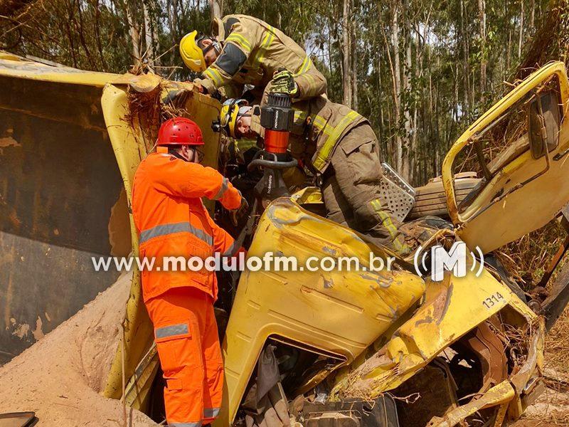 Caminhão carregado de areia tomba após perder os freios, deixando motorista preso nas ferragens próximo a Chapadão de Ferro
