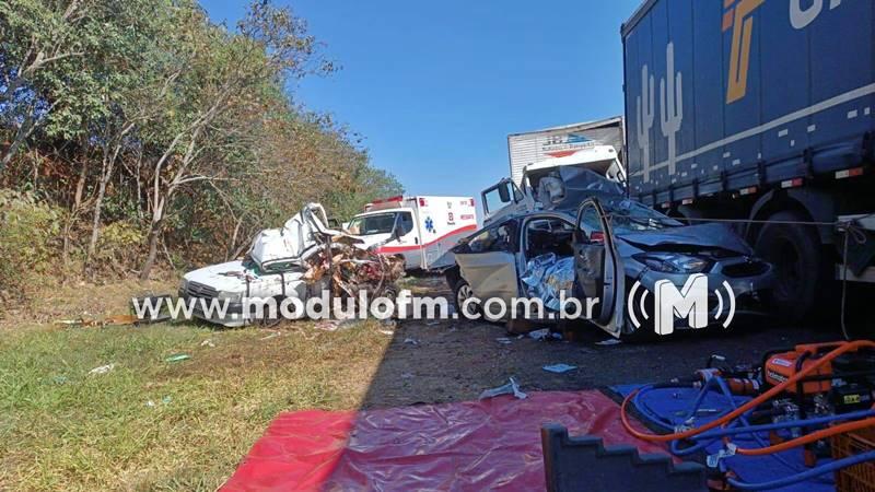 Colisão envolvendo quatro veículos e um caminhão de mudanças de Patrocínio deixa cinco mortos na BR-153