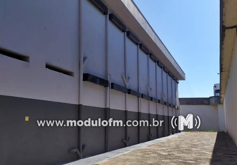 Detento recém-transferido foge durante banho de sol em Carmo do Paranaíba, e buscas estão em andamento