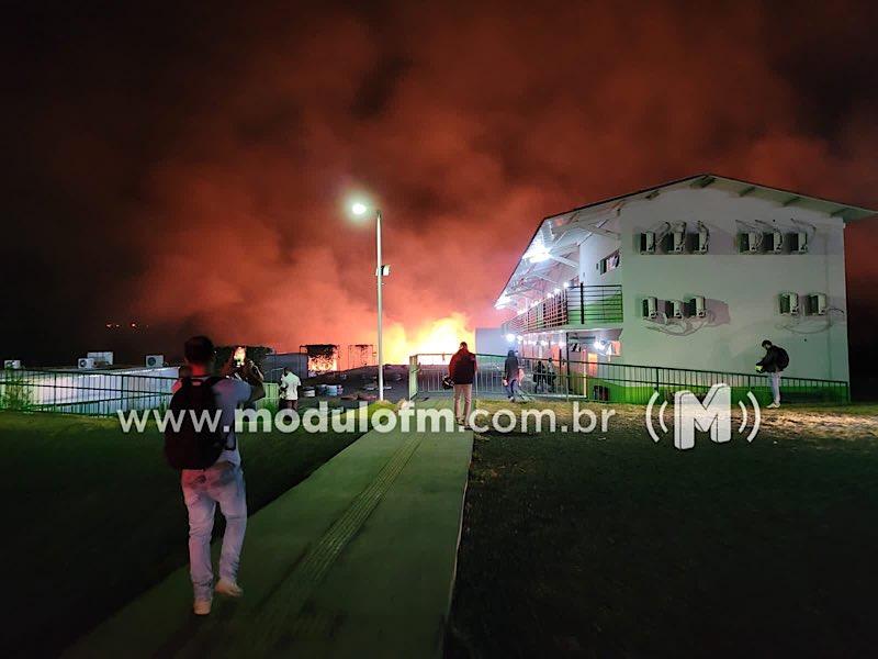Incêndio de grandes proporções atinge região da faculdade e prejudica aulas em Patrocínio