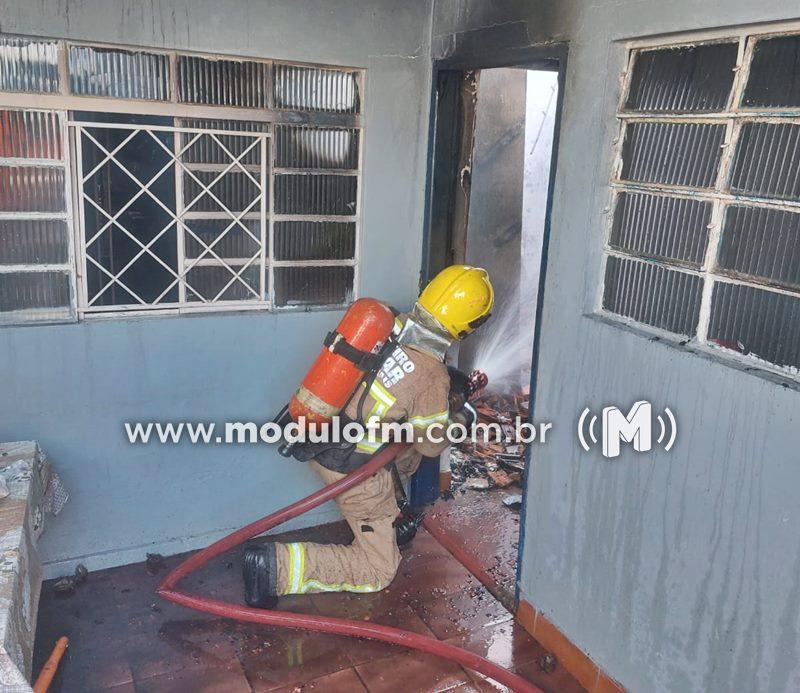 Incêndio deixa residência parcialmente destruída em Patrocínio
