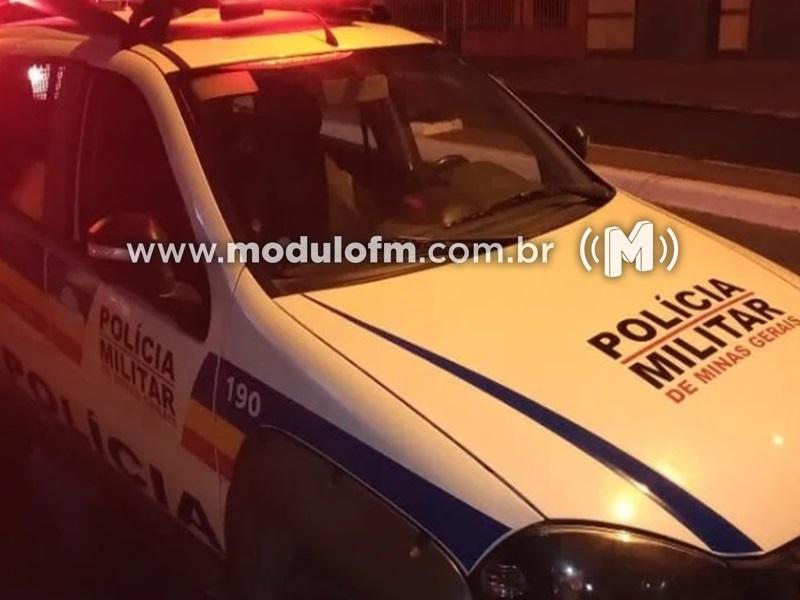 Jovem é presa por agressão e roubo em caso de ciúmes em Patrocínio