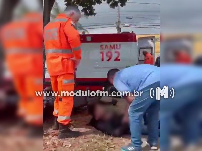 Motociclista fica ferido após colisão com carro e árvore em Patrocínio