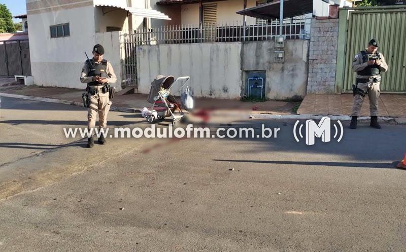 Mulher é brutalmente assassinada a tiros enquanto empurrava carrinho com filho