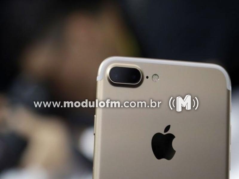Mulher tem celular furtado durante Santa Missa na Basílica de Nossa Senhora da Abadia em Romaria