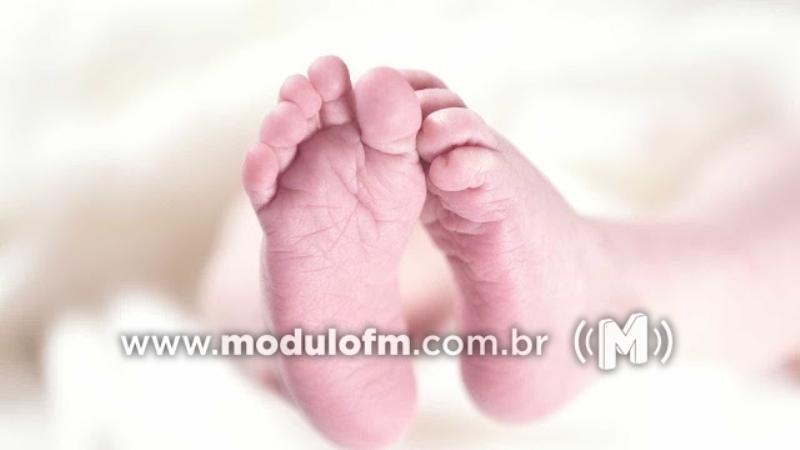 Bebê de 1 mês morre após se engasgar com...