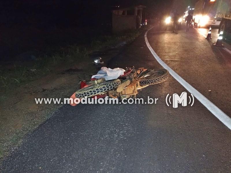 Colisão entre carreta e moto tira a vida de idoso de 69 anos na BR-365