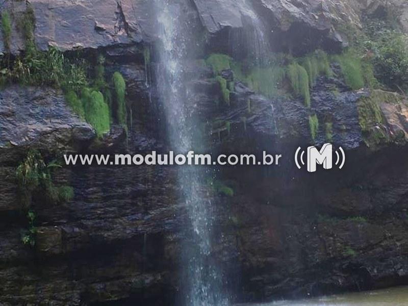 Criança de 9 anos é resgatada após escorregar e cair de cachoeira em Patrocínio