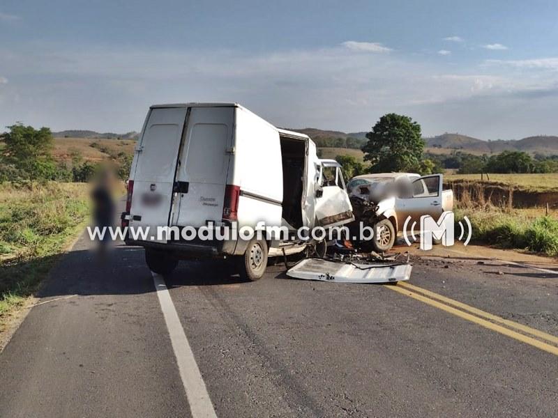 Grave acidente deixa duas vítimas fatais e um sobrevivente preso às ferragens na MG-187 em Serra do Salitre