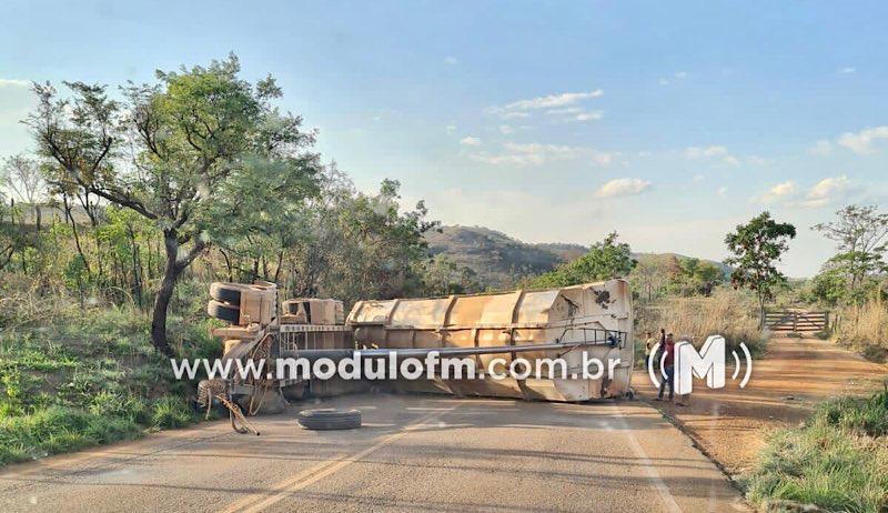 Motorista escapa ileso de grave acidente com carga de soja na MG-188