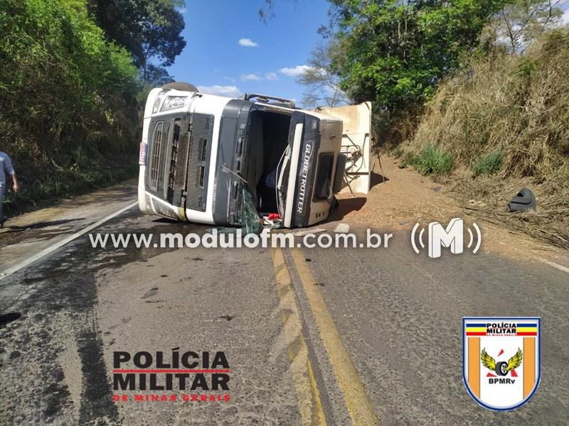 Motorista perde controle e carreta tomba na MG 187 em Patrocínio