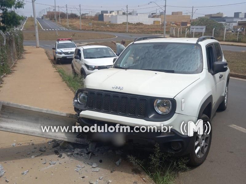 Mulher sofre mal-estar, colide veículo e derruba poste em Patrocínio