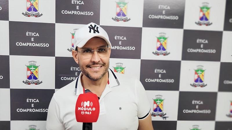 Vereador rebate internauta que o criticou por usar boné em reunião da Câmara Municipal