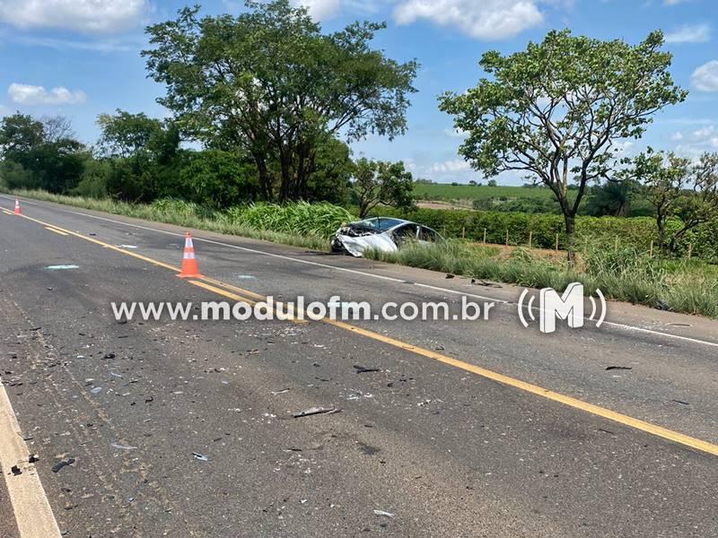Colisão traseira e frontal envolvendo dois carros de passeio e uma carreta deixa criança gravemente ferida na BR-365 em Patrocínio