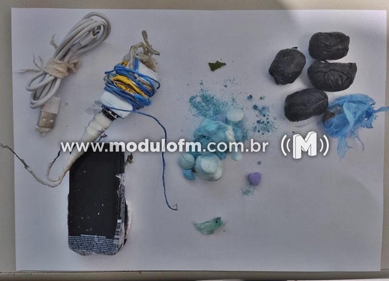 Drogas e aparelho celular são encontrados escondidos em caixa de esgoto na Penitenciária de Patrocínio
