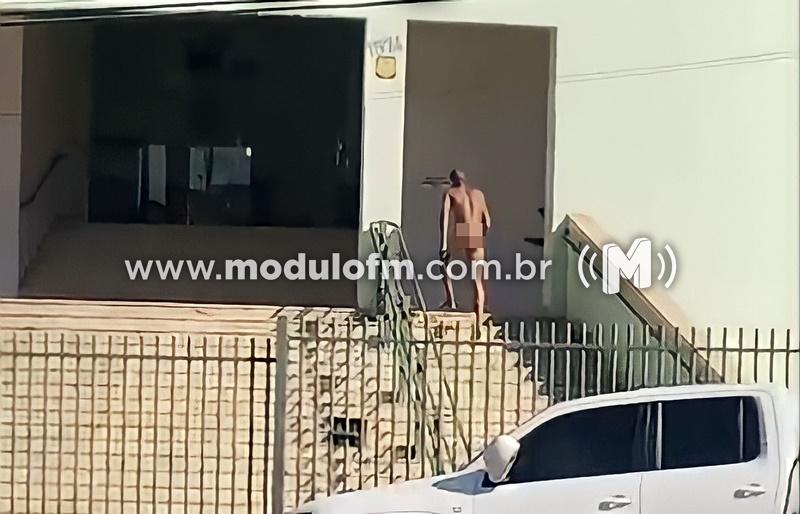 Homem nu é conduzido pela Policia Militar, após ser encontrado em Igreja