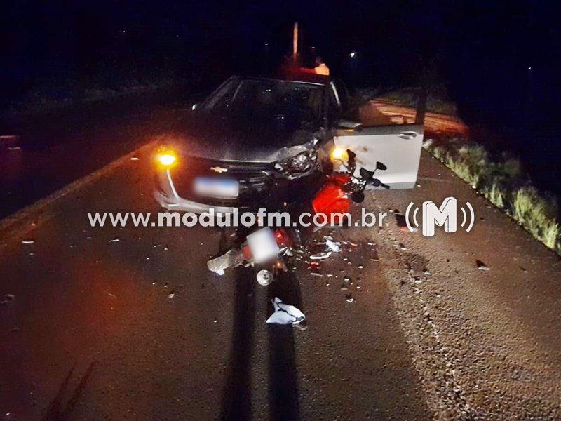 Motocicleta e carro colidem frontalmente na BR-365 e deixa duas pessoas em estado grave em Guimarânia