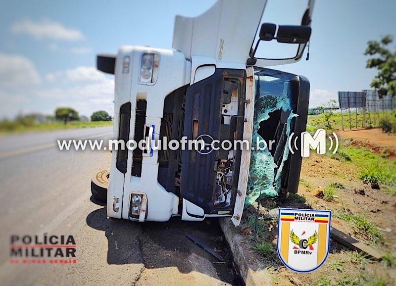 Motorista fica ferido após tombar carreta em Patrocínio