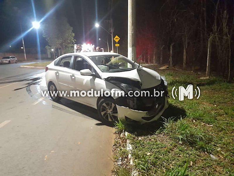 Motorista perde controle, bate carro em poste e dois ficam feridos em Patrocínio