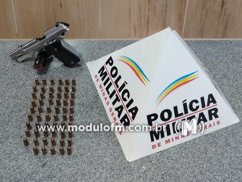 Mulher ameaçada com arma de fogo em Brejo Bonito chama a polícia e marido é preso em Patos de Minas