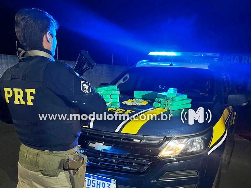 Mulher de 30 anos é presa com quase 15 quilos de maconha em ônibus na BR-365