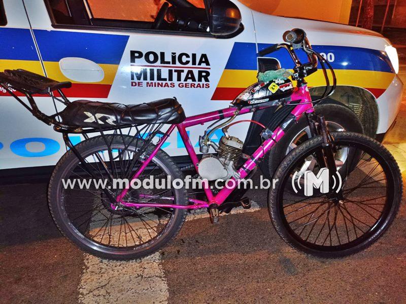 Adolescente é flagrado conduzindo bicicleta motorizada na contramão e sem utilizar o capacete em Patrocínio