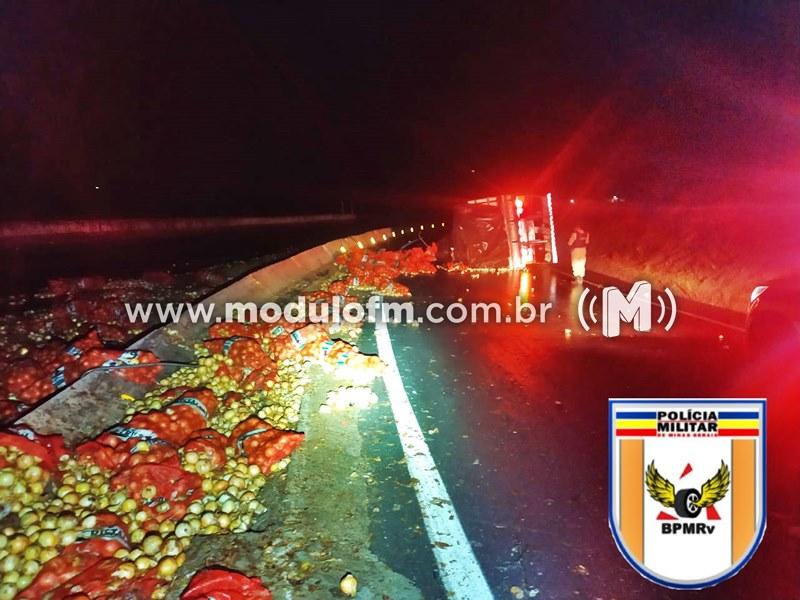 Caminhão perde freios e tomba na Serra da Catiara na BR-146