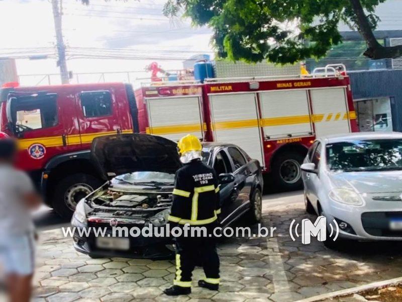 Carro pega fogo em via pública e assusta pedestres na Praça Santa Luzia