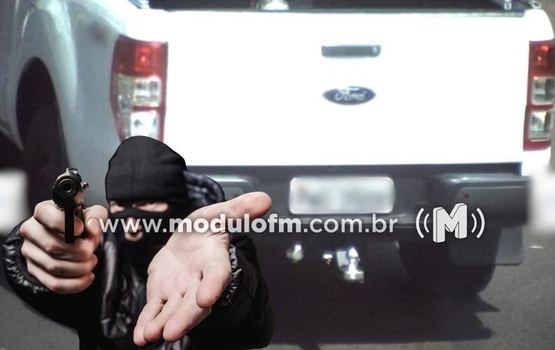 Criminosos armados roubam caminhonete em Patrocínio