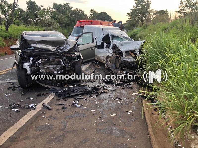 Ultrapassagem arriscada envolvendo três veículos deixa feridos na BR-365 em Patrocínio