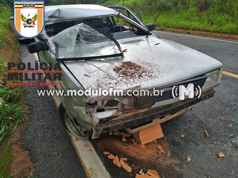 Veículo atinge caminhão parado devido a problemas nos pneus na MG-230 em Serra do Salitre