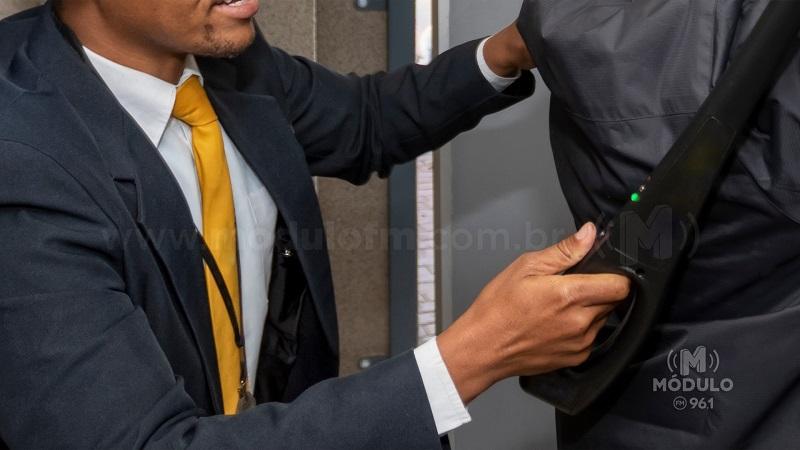 Vigia discriminado no trabalho por usar cabelo “black power” receberá indenização por assédio moral