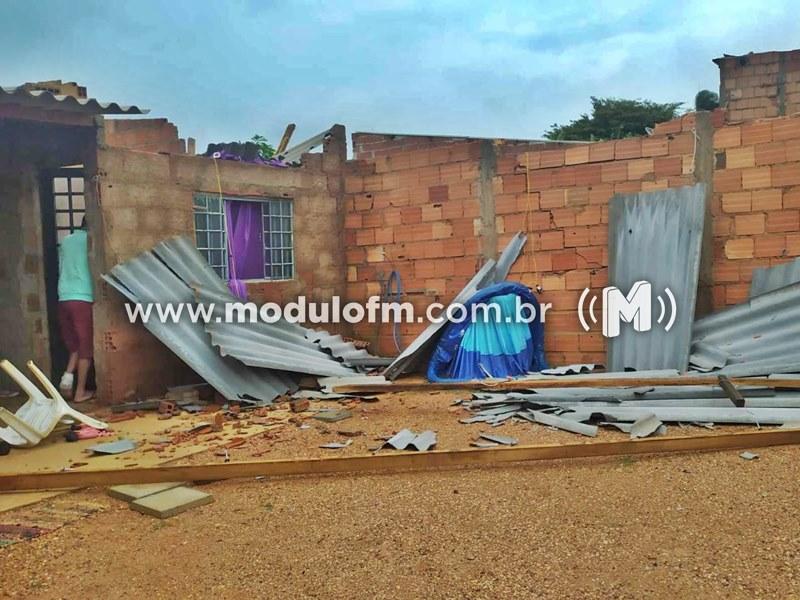 Chuva intensa causa desabamento de telhados em três casas em Patrocínio e família pede ajuda para reconstruir moradia