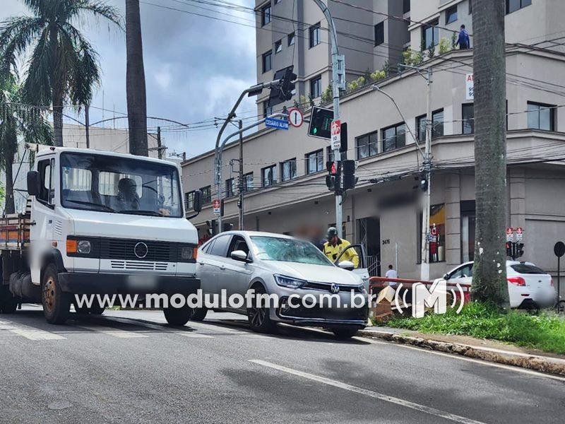 Colisões em cruzamentos chamam a atenção para a segurança no trânsito de Patrocínio