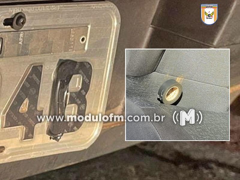 Homem é preso por adulterar placa com fita isolante...
