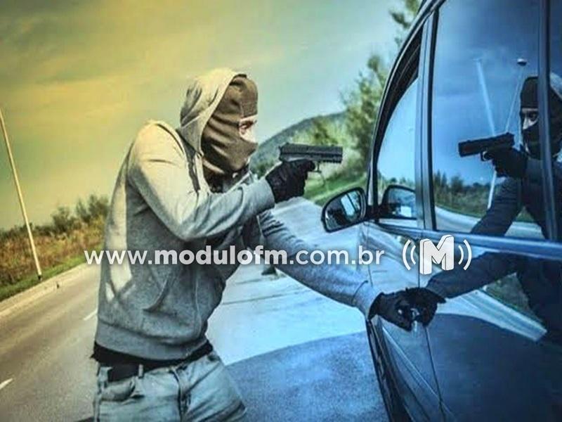 Homem é sequestrado e tem veículo roubado em Patrocínio; carro é encontrado incendiado