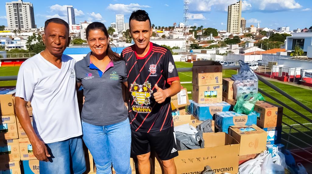 Jogo beneficente tem goleada de doações: cerca de 1,5 toneladas de leite arrecadados