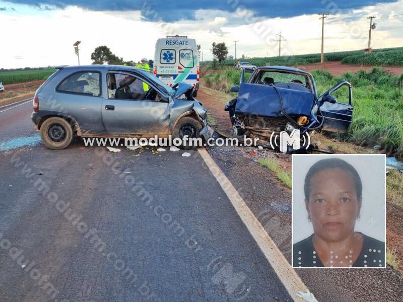 Mulher morre após colisão frontal entre dois veículos na LMG-782 em Monte Carmelo